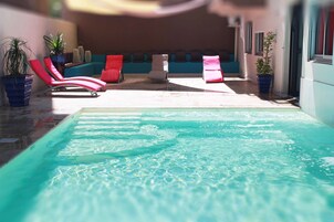 室外游泳池，日光浴躺椅