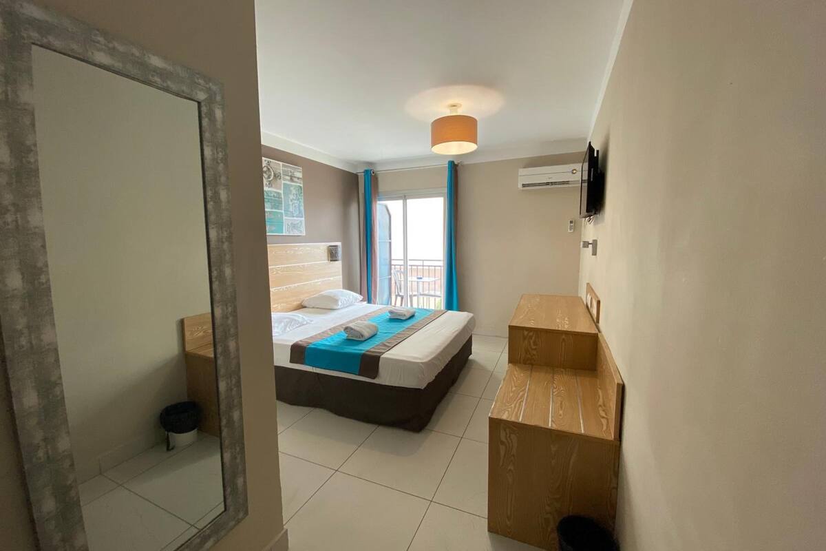 in-room safe, soundproofing, free wifi, bed sheets