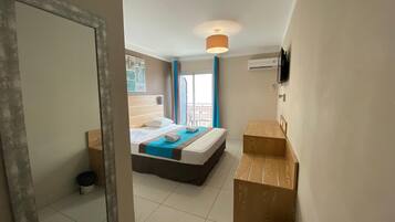 In-room safe, soundproofing, free WiFi, bed sheets