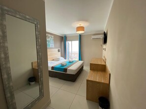 In-room safe, soundproofing, free WiFi, bed sheets