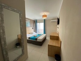 客房内保险箱、隔音、免费 WiFi、床单