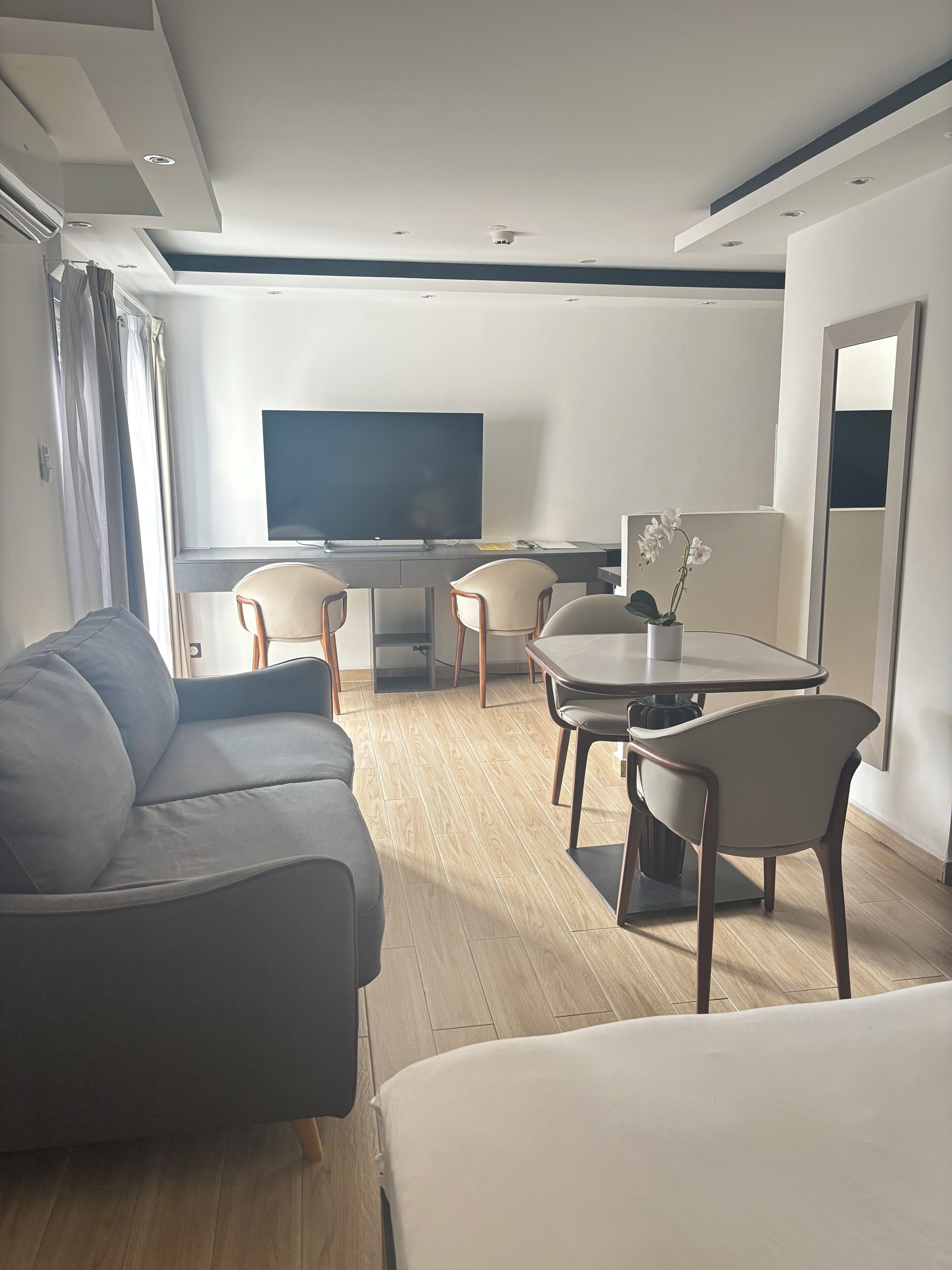 Superior-Studio | Wohnbereich | 32-Zoll-Fernseher mit Satellitenempfang