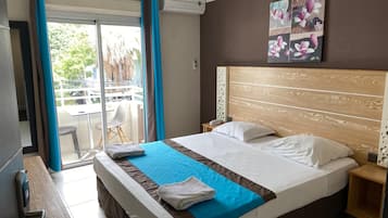 In-room safe, soundproofing, free WiFi, bed sheets