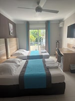 Habitación familiar | Minibar, caja fuerte, sistema de insonorización y wifi gratis