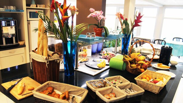 Un bufé de desayuno con diversos alimentos y elementos decorativos.