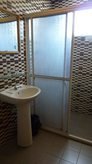 Ducha, artículos de tocador gratuitos, secador de pelo, toallas