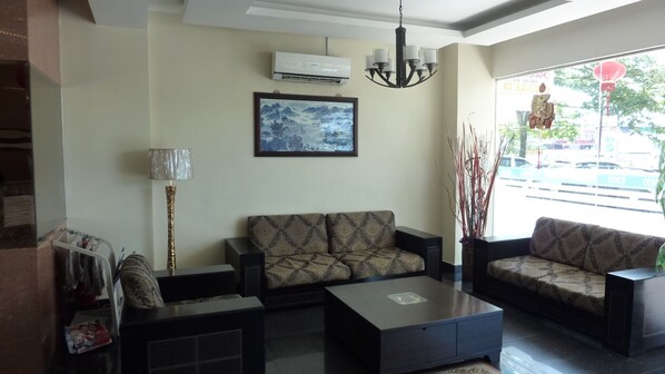 Lobby sitting area - DM Hotel (Kota Kinabalu)