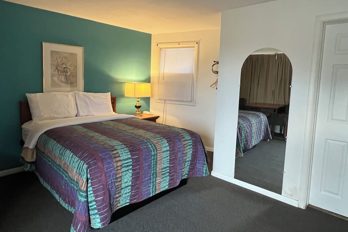 Standard Room, 1 Queen Bed