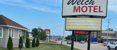 Une enseigne de motel portant l’inscription « Welch Motel ».