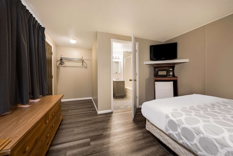 Desk, free WiFi, bed sheets. Rodeway Inn La Crosse