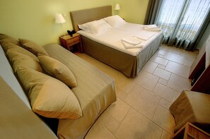 Premium bedding, minibar, in-room safe, individually furnished - Helianthus Guesthouse (Aristotelis)