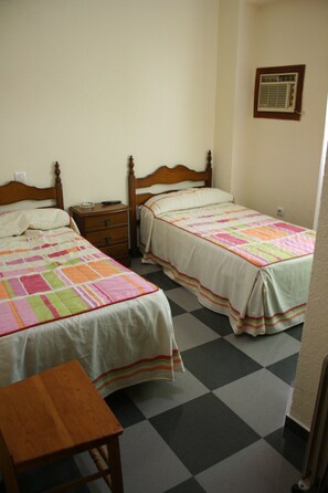 Double or Twin Room | Blackout drapes, free WiFi - Hostal El Emigrante (Dos Hermanas)