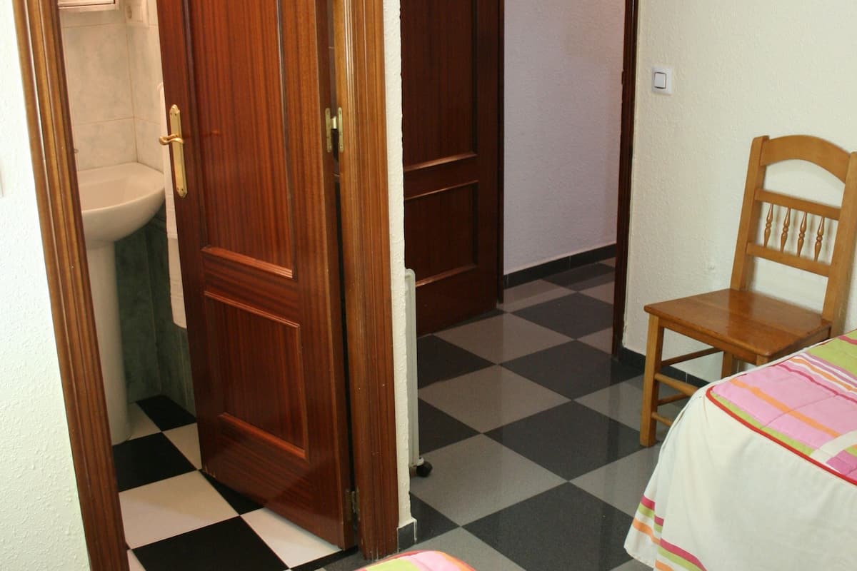 Habitación con 1 cama matrimonial o 2 individuales | Cortinas blackout y wifi gratis