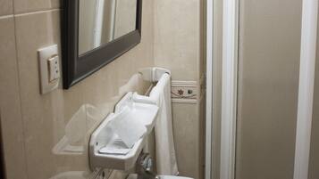 Double or Twin Room | Bathroom | Free toiletries, hair dryer
