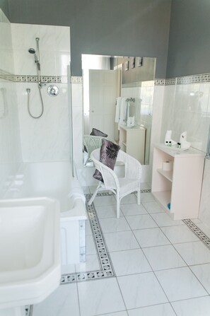 Camera Deluxe con letto matrimoniale o 2 letti singoli | Bagno | Set di cortesia firmato, asciugacapelli, asciugamani