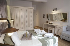 Cobrellits, caixa forta a l'habitació i escriptori 