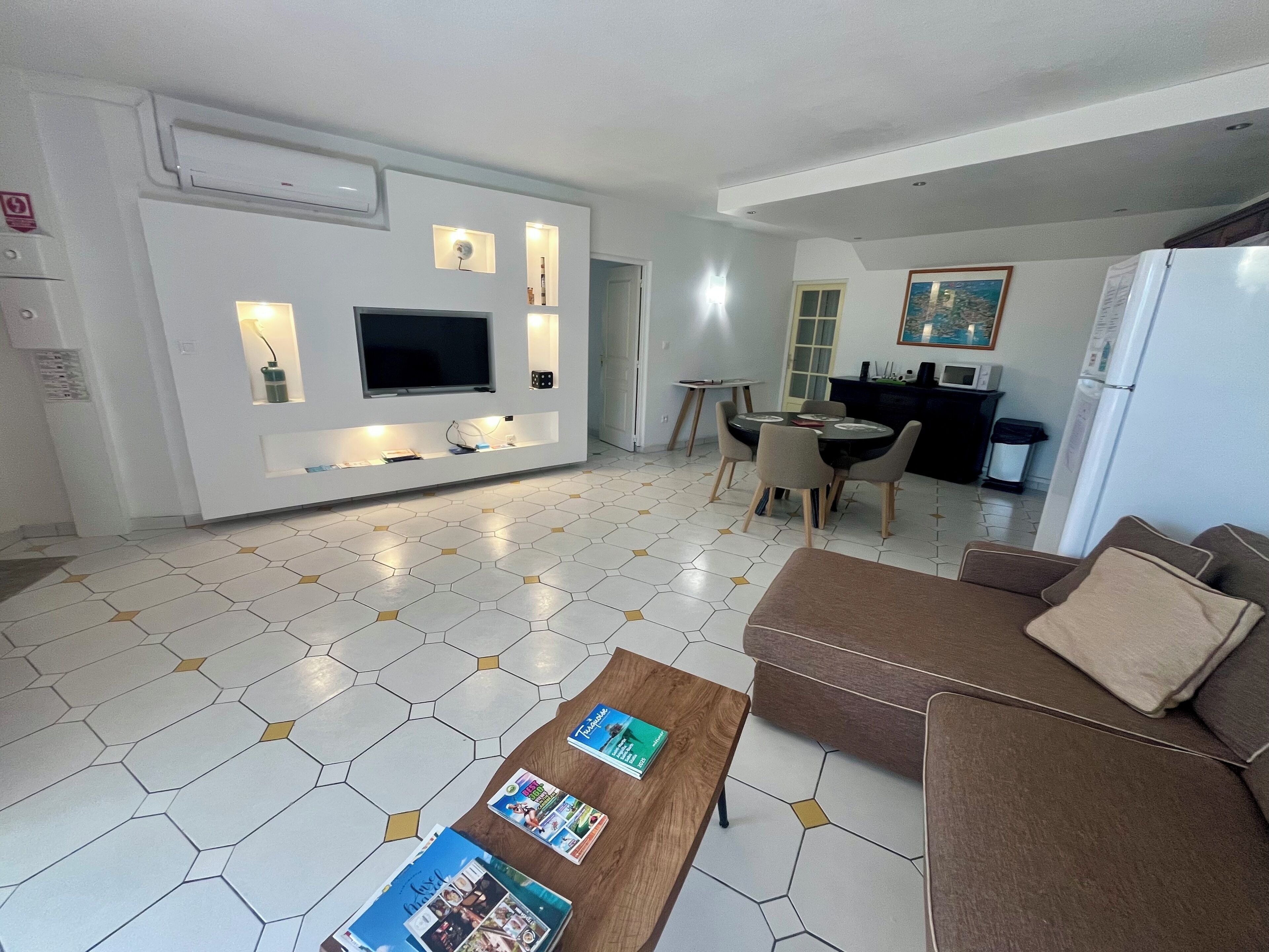 Apartment, 2 Schlafzimmer, Poolblick | Wohnbereich | 55-Zoll-Flachbildfernseher mit Kabelempfang, Fernseher