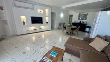Apartment, 2 Schlafzimmer, Poolblick | Wohnbereich | 55-Zoll-Flachbildfernseher mit Kabelempfang, Fernseher