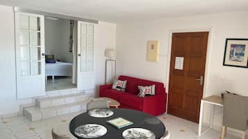 Comfort-Apartment, Terrasse | Wohnbereich | 55-Zoll-Flachbildfernseher mit Kabelempfang, Fernseher