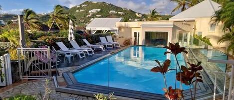 Außenpool, Sonnenschirme, Liegestühle