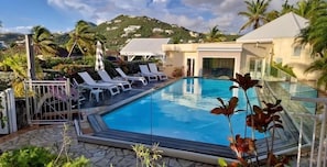 Außenpool, Sonnenschirme, Liegestühle