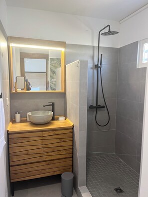 Dúplex familiar | Baño | Regadera, secadora de cabello, toallas