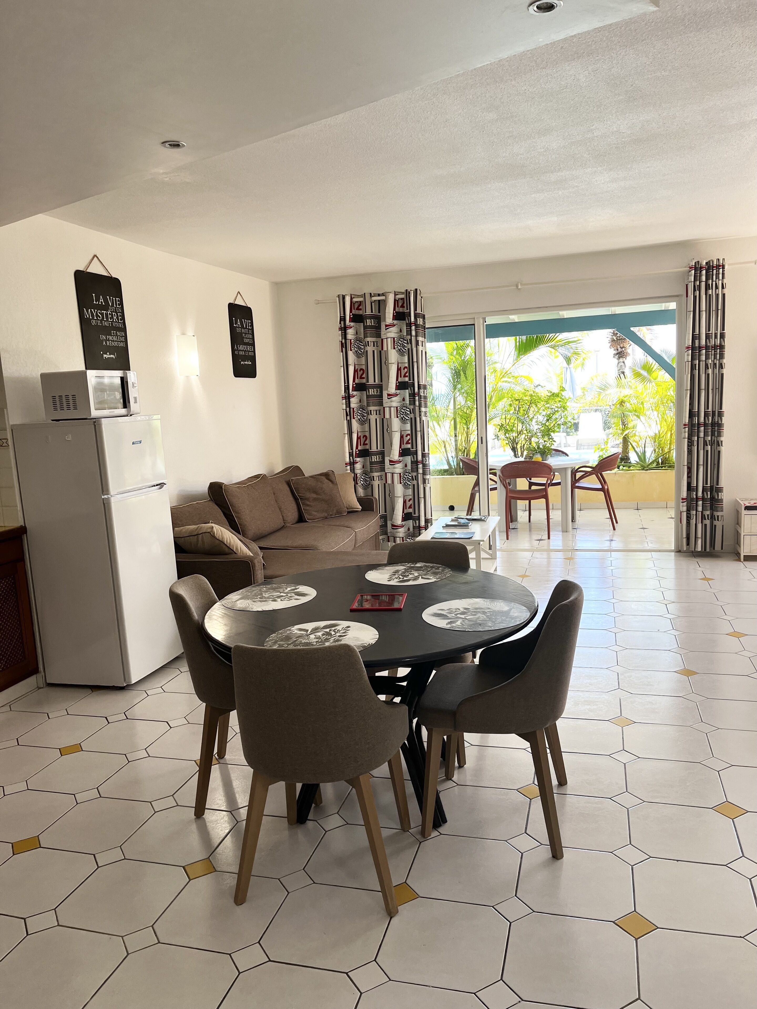 Apartamento, 2 quartos, vista para a piscina | Área de estar | TV de tela plana 55 polegadas com canais a cabo, TV