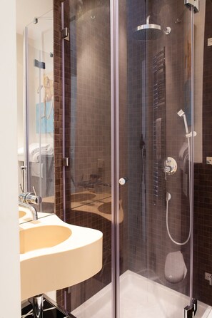 Senior Studio | Bathroom