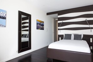 طراز فريد لكل وحدة ومكتب ومساحة عمل للكمبيوتر المحمول ومكواة/لوح كي