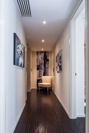 طراز فريد لكل وحدة ومكتب ومساحة عمل للكمبيوتر المحمول ومكواة/لوح كي