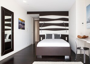 Studio – senior | Individuelt innredet, skrivebord og skrivebord for bærbar PC