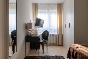 Studio – senior | Individuelt innredet, skrivebord og skrivebord for bærbar PC