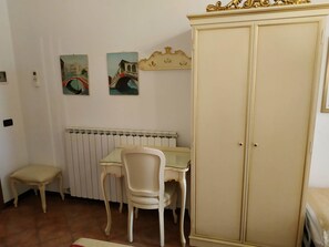 4 人部屋 | 高級寝具、セーフティボックス (室内)、デスク、WiFi