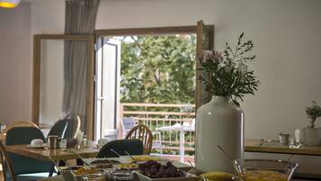 Desayuno de cocina local (EUR 12 por persona)