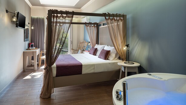 Deluxe Room with Balcony and Hot Tub | 1 室のベッドルーム、羽毛の掛け布団、セ ーフティボックス (室内)、デスク