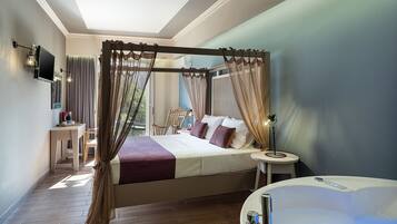 Deluxe Room with Balcony and Hot Tub | 1 makuuhuone, untuvapeitot, tallelokero huoneessa