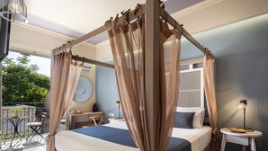 Deluxe Room with Balcony and Hot Tub | 1 室のベッドルーム、羽毛の掛け布団、セーフティボックス (室内)、デスク