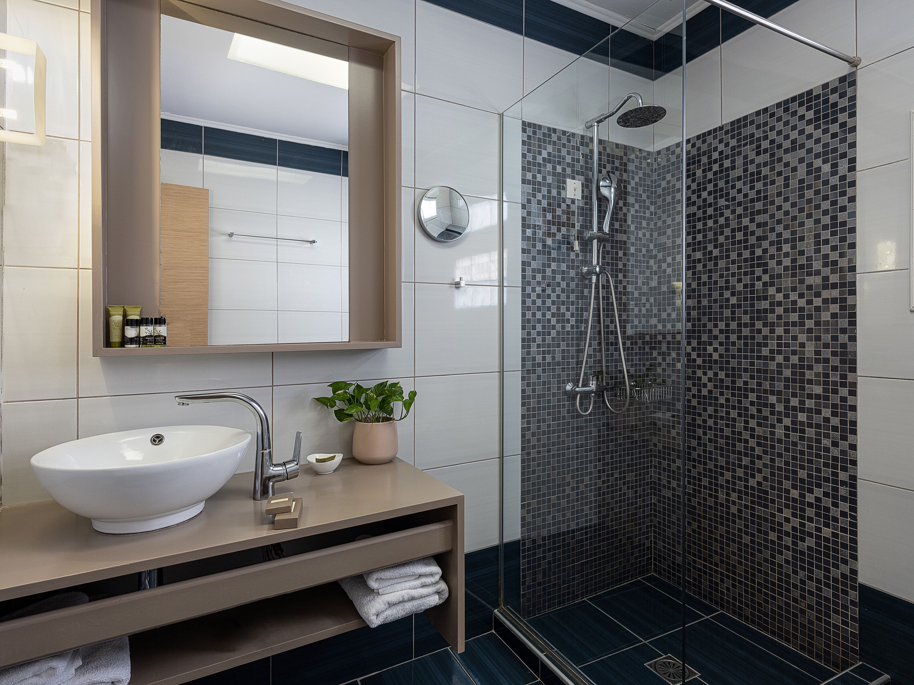Deluxe Room with Balcony and Hot Tub | Badkamer | Een douche, gratis toiletartikelen, een haardroger, pantoffels