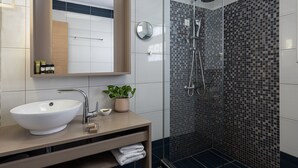 Deluxe Room with Balcony and Hot Tub | バスルーム | シャワー、バスアメニティ (無料)、ヘアドライヤー、スリッパ