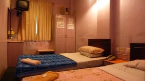 Standard tvåbäddsrum - 2 enkelsängar | Sängtillbehör av högsta kvalitet, skrivbord och strykjärn/strykbräda