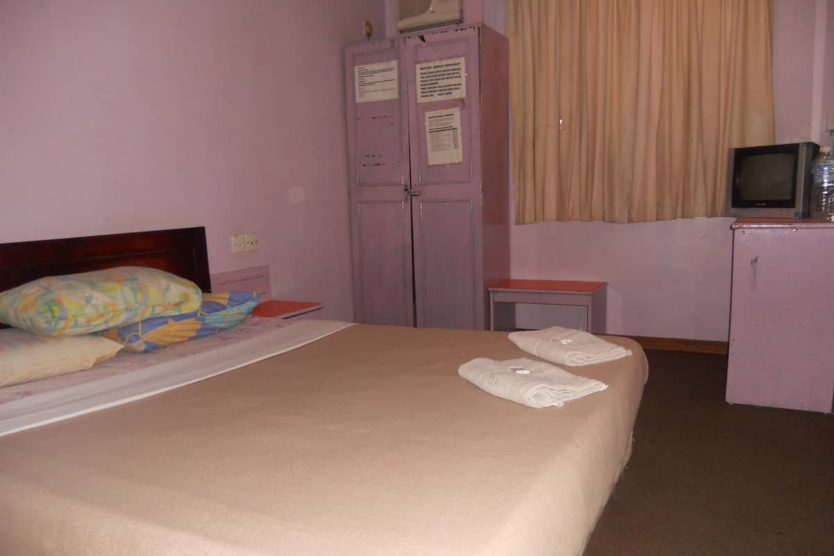 Quarto casal standard, 1 cama King | Roupas de cama premium, escrivaninha, ferros/tábuas de passar roupa
