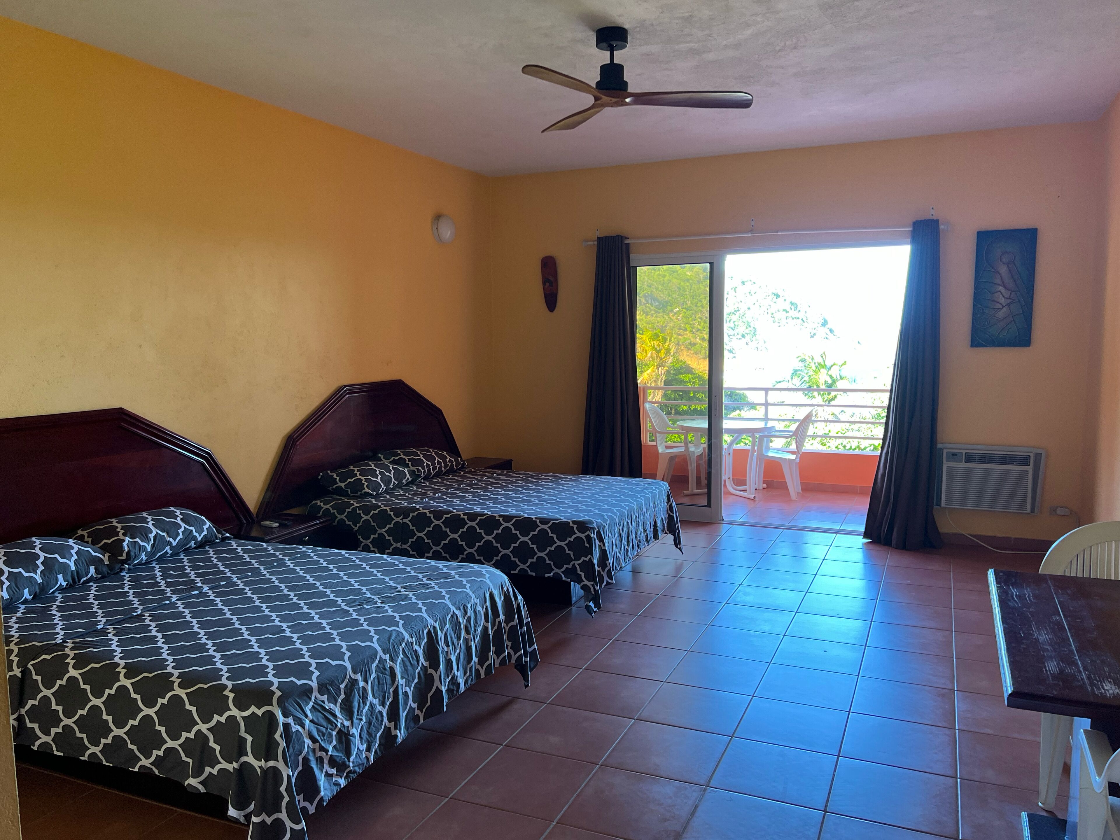 Hochwertige Bettwaren, Schreibtisch, Verdunkelungsvorhänge