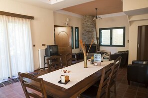 Traditional House | In-room dining