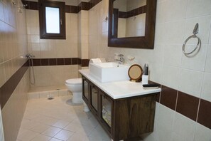 Traditional House | Bathroom