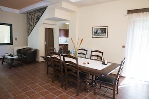 Traditional House | In-room dining - Elia Therissos Maisonettes (Chania)