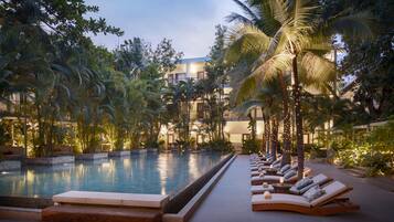 2 kolam renang outdoor, dengan cabana gratis dan payung kolam renang