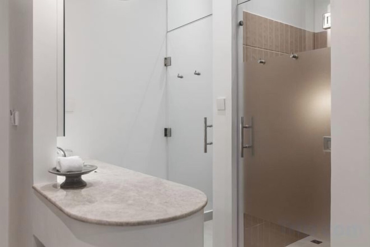Shower, hydromassage showerhead, free toiletries, hair dryer
