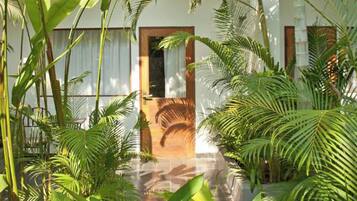 Deluxe Room Poolside Twin | 1 bedroom, minibar, in-room safe, desk