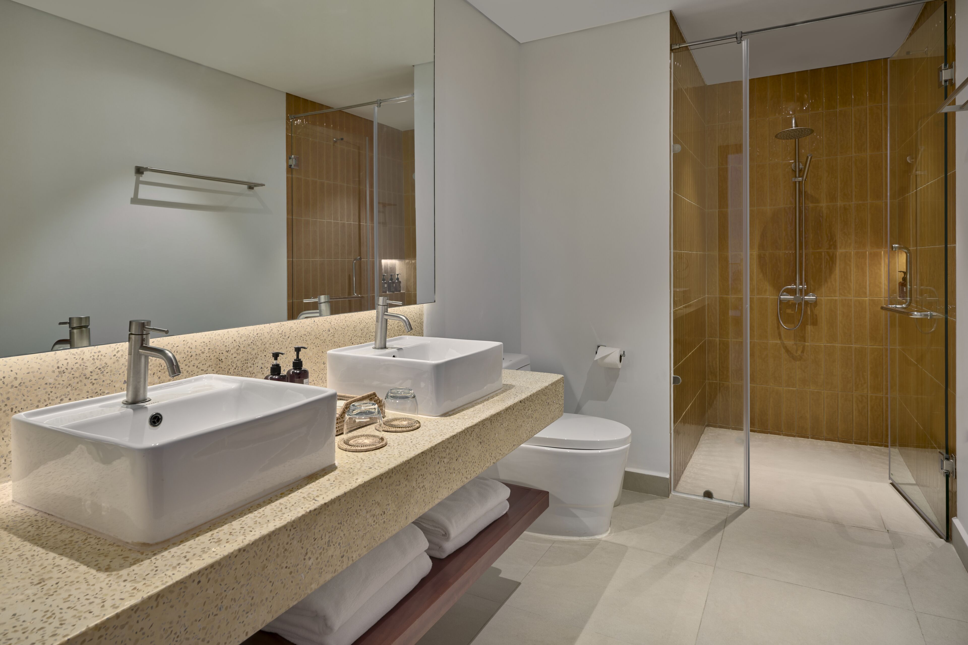 shower, hydromassage showerhead, free toiletries, hair dryer