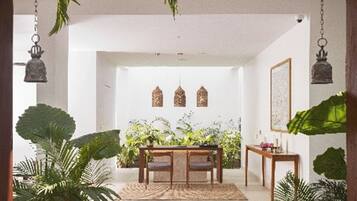 Coin salon dans le hall
